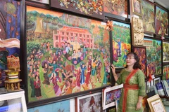 Thạc sỹ, họa sỹ Chế Kim Trung với tác phẩm “Miền Nam trong trái tim Người”. (Ảnh: Nguyễn Thành/TTXVN)