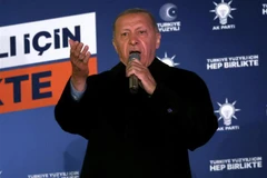 Tổng thống Thổ Nhĩ Kỳ Recep Tayyip Erdogan phát biểu trước những người ủng hộ tại Ankara ngày 15/5/2023. (Ảnh: AFP/TTXVN)