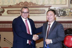 Phó Chủ tịch UBND Thành phố Hồ Chí Minh Dương Anh Đức (phải) và Thứ trưởng Bộ Nông nghiệp Cuba Maury Hechavarria Bermhudez (trái). (Ảnh: Xuân Khu/TTXVN)