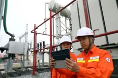 Kiểm tra vận hành tại Trạm biến áp 500 kV Tây Hà Nội. (Ảnh: Huy Hùng/TTXVN)