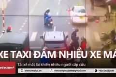 Taxi đâm hàng loạt xe máy chờ đèn đỏ, nhiều người đi cấp cứu