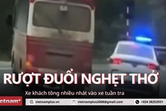 [Video] Nghẹt thở vụ xe khách liên tục húc vào đuôi xe cảnh sát tuần tra