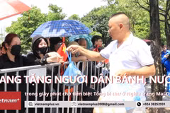Tặng bánh, nước cho người dân chờ tiễn biệt Tổng bí thư ở Nghĩa trang Mai Dịch