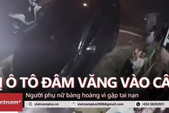 Ôtô mất lái "ủi" hàng loạt xe máy, đâm văng người đang đứng bên đường