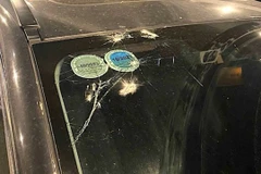 [Video] Tài xế hoảng hốt vì đá rơi từ trên cầu xuống làm vỡ kính ôtô