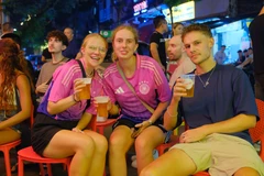 Người hâm mộ Hà Nội và du khách “cháy” hết mình trong trận mở màn VCK EURO 2024