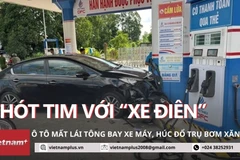 Thót tim khoảnh khắc ô tô "điên" hất văng xe máy, húc đổ trụ bơm xăng