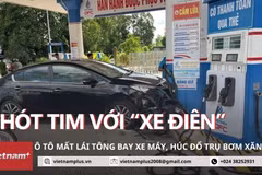 Thót tim khoảnh khắc ô tô "điên" hất văng xe máy, húc đổ trụ bơm xăng