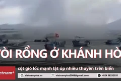 Giây phút bàng hoàng của ngư dân Khánh Hòa khi vòi rồng mạnh làm lật ghe, xuồng
