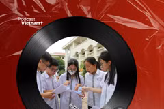 Tin nóng 15/6: Phụ huynh tố giám thị ép thí sinh vào nhà vệ sinh chụp bài thi