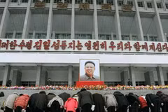 Người dân Triều Tiên viếng ông Kim Jong-Il (Nguồn: Reuters)