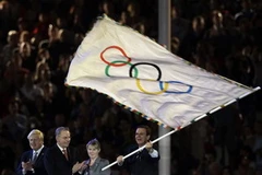 Nghi thức cuối cùng của London 2012 chính là màn trao lá cờ Olympic từ tay thị trưởng London Boris Johnson sang tay thị trưởng Rio de Janeiro Eduardo Paes. 