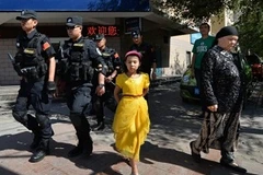 Cảnh sát Trung Quốc tuần tra tại một quận ở thủ phủ Urumqi tại Tân Cương (Nguồn: AFP)