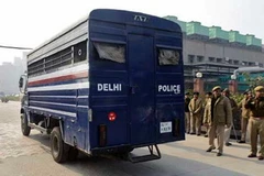 Xe ô tô chở các bị cáo đến tòa (Nguồn: Reuters)