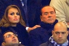 Ông Berlusconi và bạn gái mới Pascale (Nguồn: AFP)