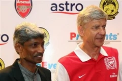 Ông Wenger và "dị nhân" Rajagopal trong cuộc họp báo ở Kuala Lumpur (Nguồn: AP)