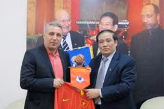 Chủ tịch VFF Nguyễn Trọng Hỷ tặng cựu danh thủ Hristo Stoichkov chiếc áo đấu của đội tuyển Việt Nam (Nguồn: VFF)