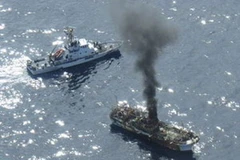 Con tàu "ma" bốc cháy sau khi bị tàu Mỹ bắn (Nguồn: AP)