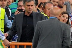 Mourinho bị đuổi lên khán đài (Nguồn: Internet)