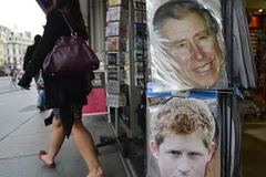 Mặt nạ Thái tử Charles và Hoàng tử Harry được bày bán ở London (Nguồn: Reuters)