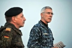 Đô đốc Samuel Locklear (phải) (Nguồn: AP)