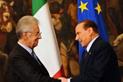 Ông Berlusconi bắt tay người kế nhiệm Mario Monti (Nguồn: AFP)