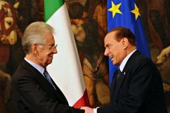 Ông Berlusconi bắt tay người kế nhiệm Mario Monti (Nguồn: AFP)