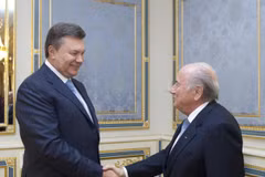 Tổng thống Ukraine Victor Yanukovich và Chủ tịch FIFA Sepp Blatter (Nguồn: Reuters)