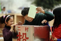 Người dân Ô Khảm đi bầu cử hội đồng địa phương (Nguồn: AFP/Getty Images)