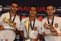 Thiago (giữa) là cầu thủ xuất sắc nhất trận chung kết, Adrian (trái) đoạt Chiếc giày vàng, Mata đoạt Giày đồng (Nguồn: Getty)