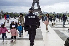 Cảnh sát Pháp đi tuần trước chân tháp Eiffel (Nguồn: AFP)