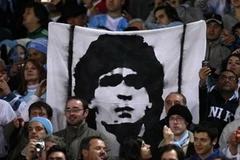 Các cổ động viên Argentina chăng biểu ngữ ủng hộ Maradona trong thời gian diễn ra Copa.
