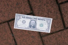 Các cổ động viên M.U in những tờ tiền phản đối nhà Glazers (Nguồn: Reuters).