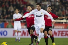 Tiền đạo Casadesus (trái, áo đỏ) tranh bóng với Higuain trong trận gặp Real Madrid (Nguồn: Getty Images)