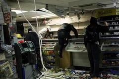 Các cửa hiệu bị đập phá, cướp bóc (Nguồn: Reuters)
