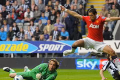 Chicharito luôn là mối hiểm họa trong vòng cấm địa (Nguồn: Reuters)