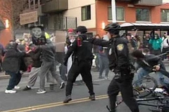 Cảnh sát dùng bình xịt hơi cay giải tán đám đông ở Seatlle (Nguồn: King5)