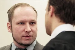 Anders Behring Breivik trao đổi với luật sư tại tòa (Nguồn: AFP)