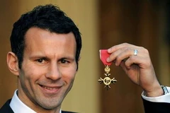 Ryan Giggs nhận huân chương OBE năm 2007 (Nguồn: Getty)