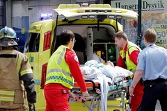 Các nhân viên y tế chăm sóc người tự thiêu (Nguồn: AFP)