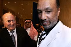Chủ tịch Sepp Blatter (trái) đã loại được Bin Hammam khỏi cuộc đua (Nguồn: Reuters)