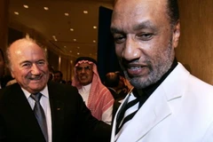 Chủ tịch Sepp Blatter (trái) đã loại được Bin Hammam khỏi cuộc đua (Nguồn: Reuters)