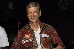 Huấn luyện viên Arsene Wenger mặc chiếc áo truyền thống của Indonesia có in logo của Arsenal (Nguồn: Getty Images)