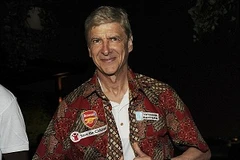 Huấn luyện viên Arsene Wenger mặc chiếc áo truyền thống của Indonesia có in logo của Arsenal (Nguồn: Getty Images)