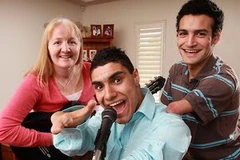 Emmanuel Kelly cùng anh trai và mẹ nuôi (Nguồn: sowhatmagazine)