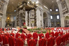 Các hồng y họp bên trong nhà nguyện Sistine (Nguồn: AP)