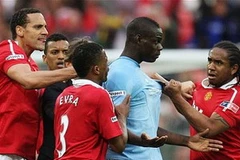 Vụ va chạm giữa Balotelli và Rio Ferdinand ở mùa trước (Nguồn: Telegraph)