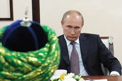 Tổng thống Nga Vladimir Putin trong cuộc gặp với các giáo sĩ Hồi giáo tại Ufa (Ảnh: RIA)