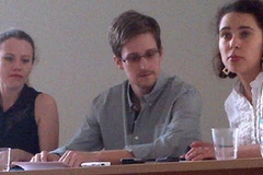 Edward Snowden (giữa) trong buổi họp báo tại sân bay Sheremetyevo hôm 12/7 (Nguồn: AFP)