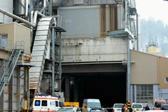 Cảnh sát phong tỏa hiện trường nhà máy (Nguồn: AP)